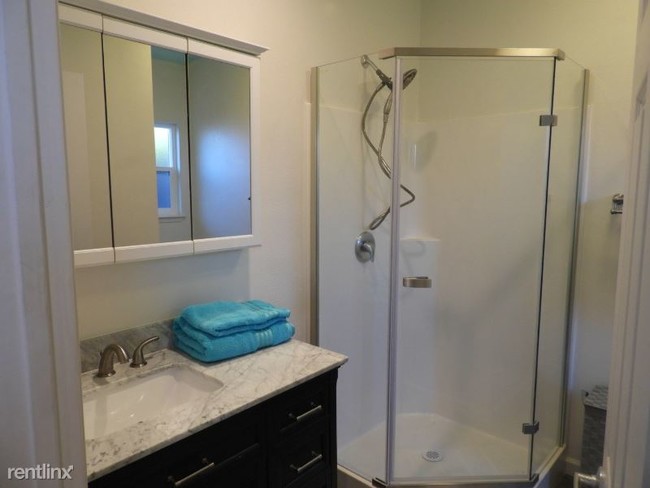 Building Photo - 1 br, 1 bath Apartment - 5013 Crestview Dr