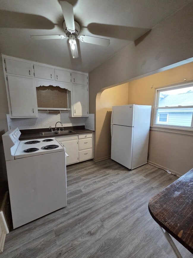 Building Photo - 304 Lake St