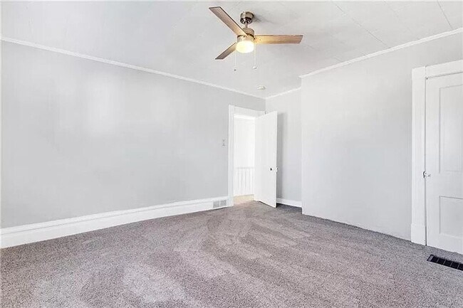 Building Photo - 2 bed 1 bath - newly updated top to bottom...