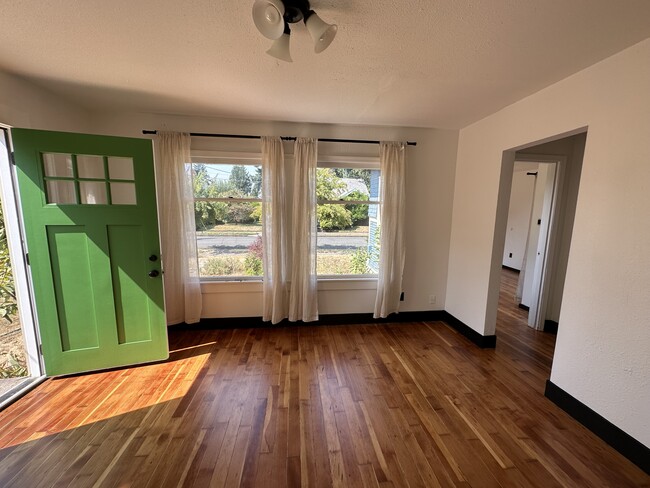 living room looking out towards street - 4806 SE 76th Ave