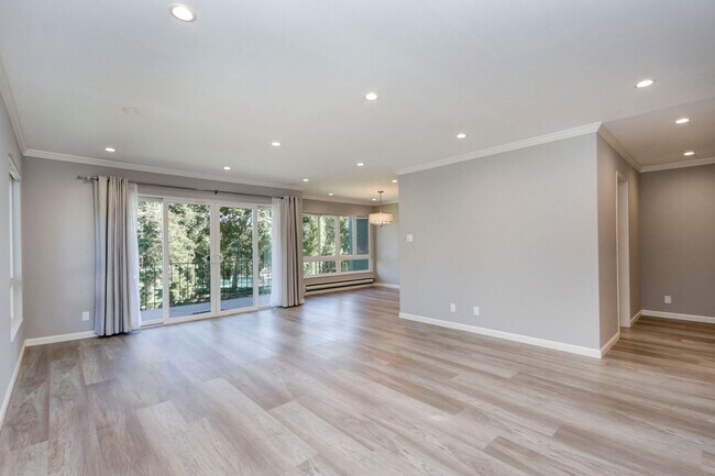 Building Photo - 1 Bed / 1 Bath third floor condo in beauti...