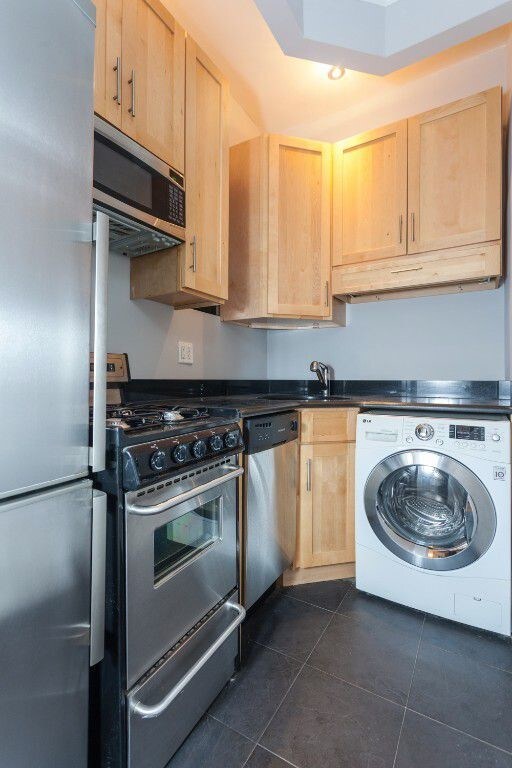 Primary Photo - 230 E 31st St