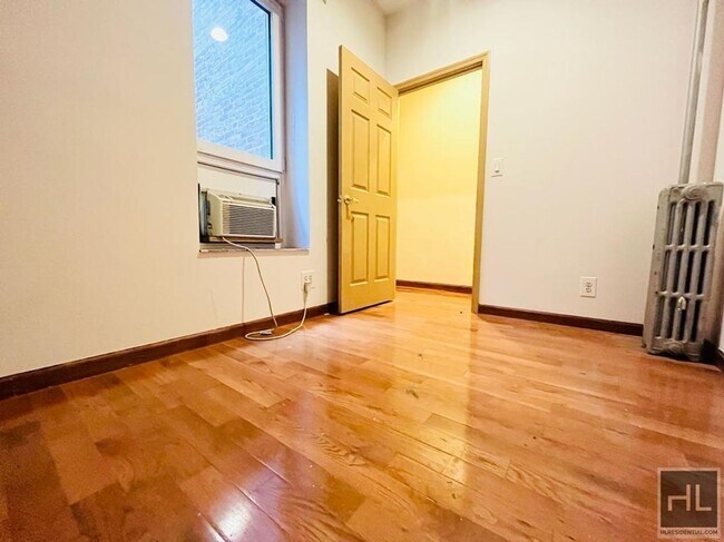 Foto del edificio - Your 3 Bedroom Apartment W/ Exposed Brick ...
