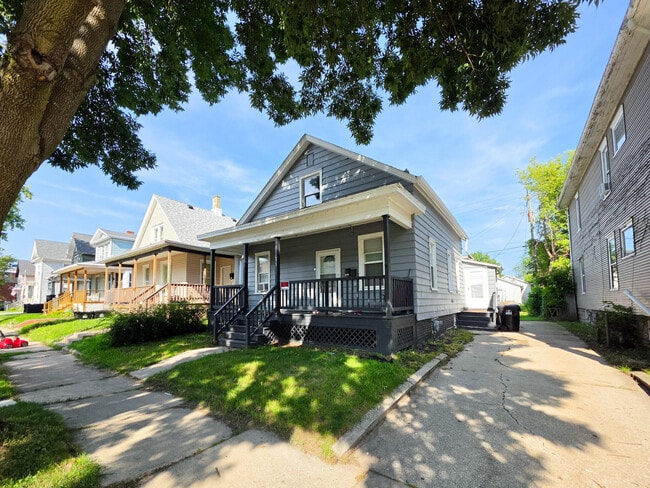 Building Photo - 1033 Villa St