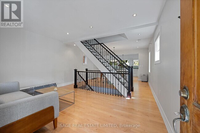 Photo du bâtiment - 100 Craighurst Ave