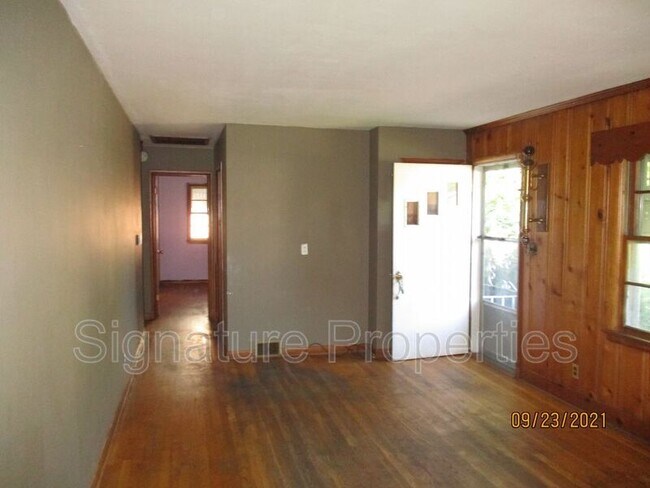 Building Photo - 201 N Delphine Ave