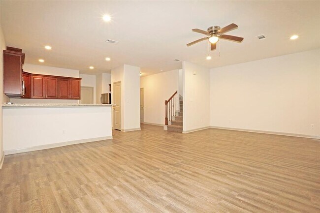 Building Photo - 897 E Semands St