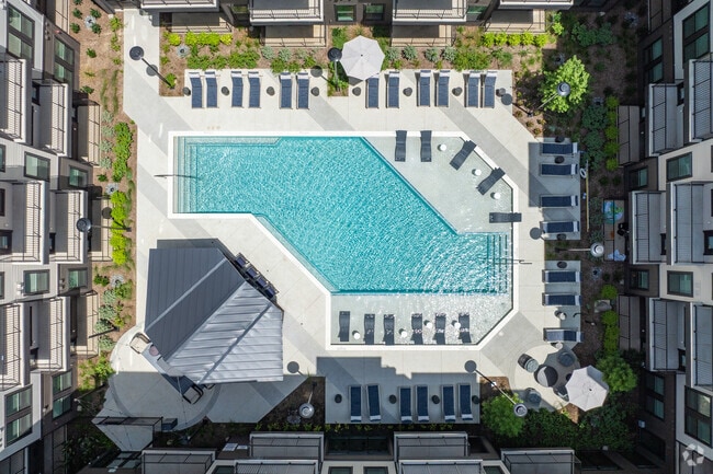 Piscina con parrilla al aire libre y espacio para comer - Bell Southstone Yards