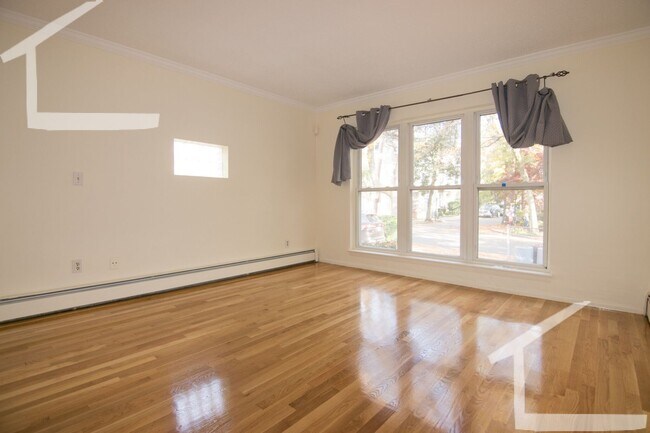 Building Photo - 8/1 Huge 5BR/3.5BA Brookline townhouse nea...