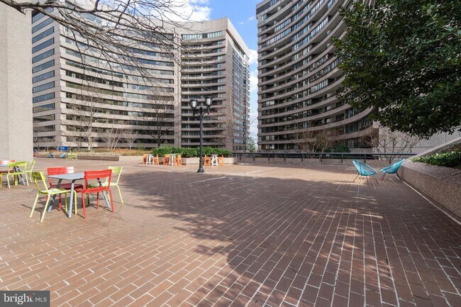Building Photo - 1300 Crystal Dr