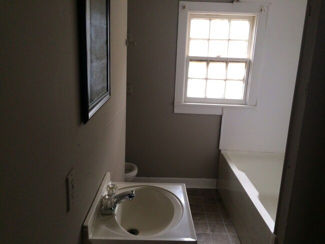 Building Photo - 1038 Kenton St