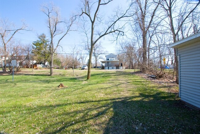 Building Photo - 1805 E Lake Dr