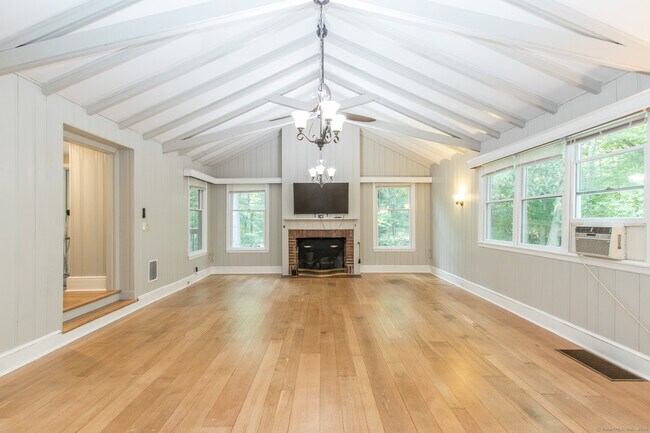 Building Photo - 211 New Canaan Rd