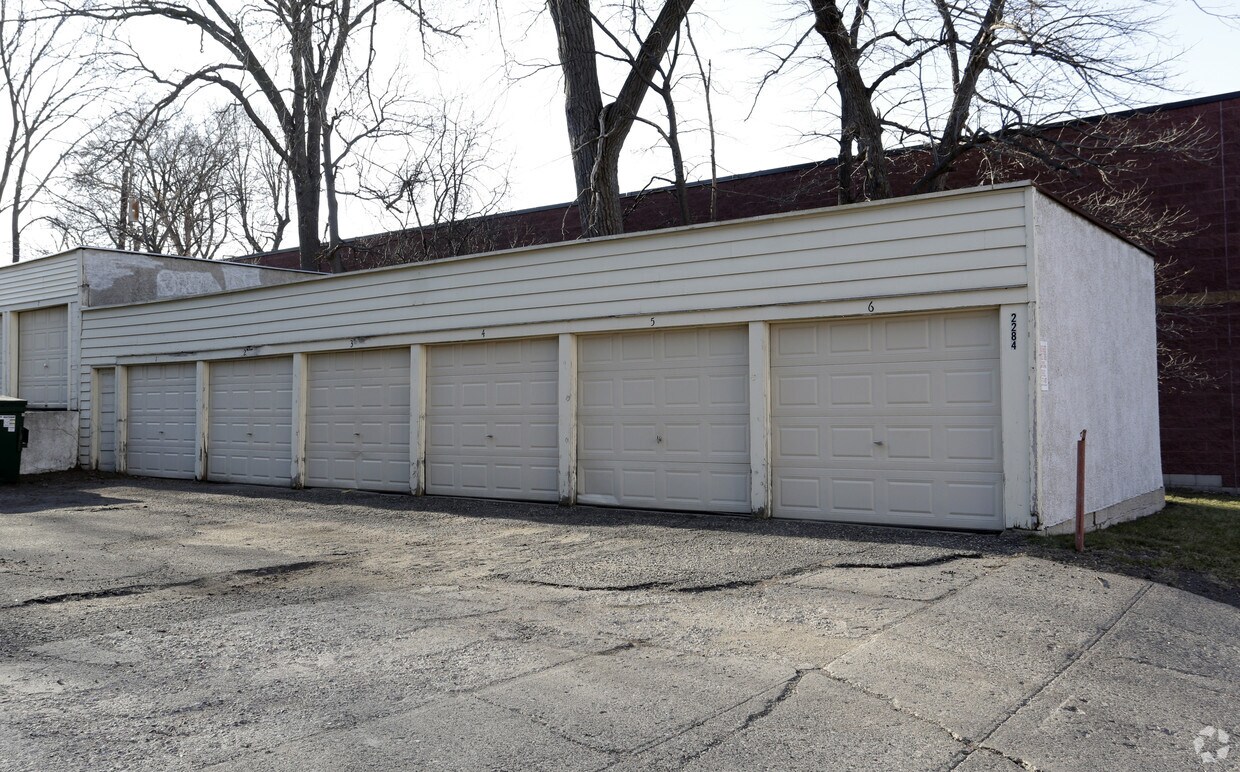 Parking Area - 2284 Highland Pky