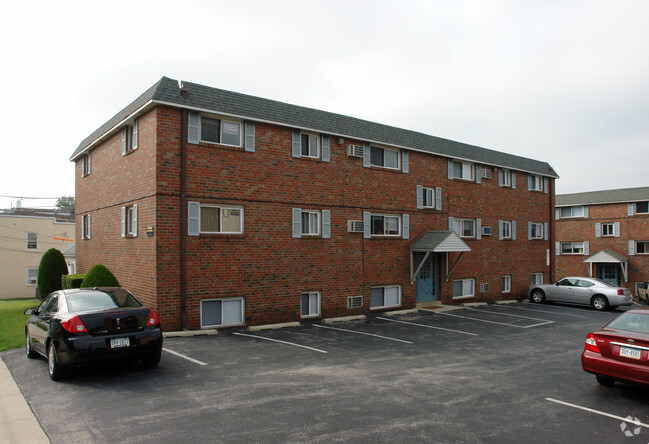 Maple Court - Maple Court Apartments