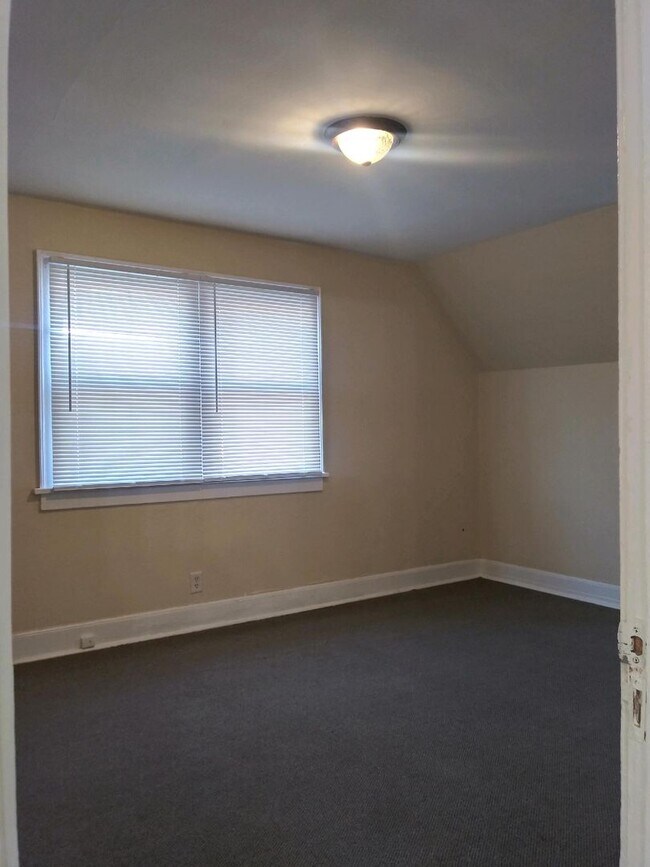 Foto del edificio - 3 Bedroom House, 1 Bed Downstairs, 2 Bed a...