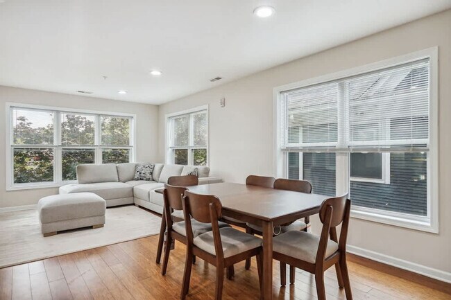 Foto del edificio - 2424 Lyndale Ave S