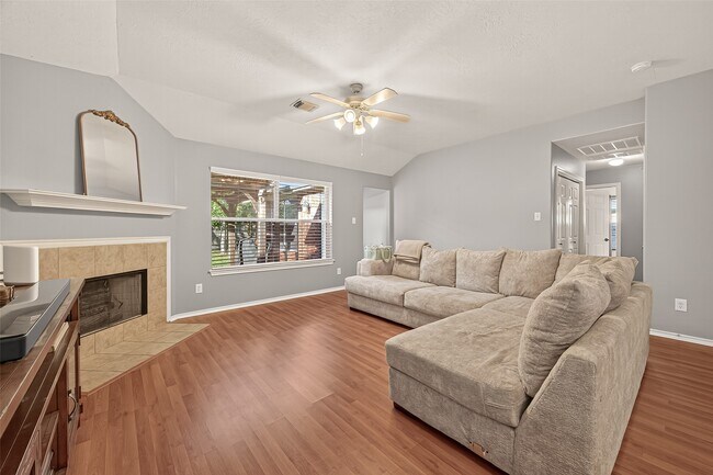 Foto del edificio - 205 Colony Lake Ln