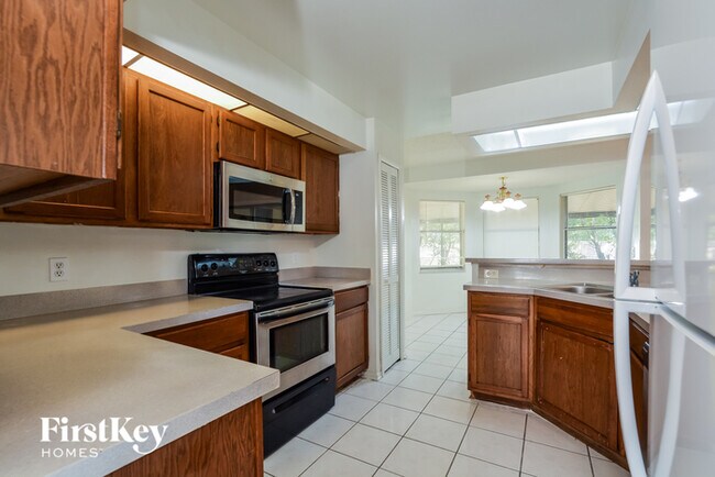 Foto del edificio - 5931 Shore Breeze Ln