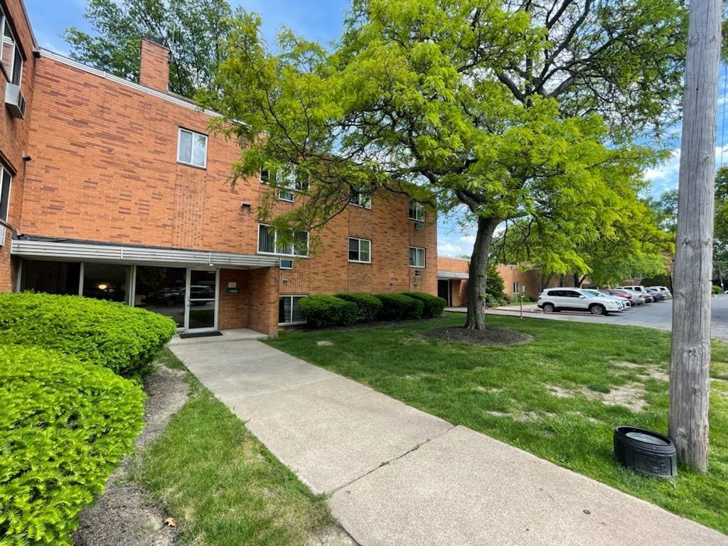 Primary Photo - Shady Cove Apartments