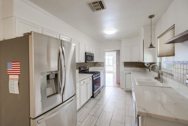 Foto del edificio - Wonderful SINGLE FAMILY Home with 2 Units ...