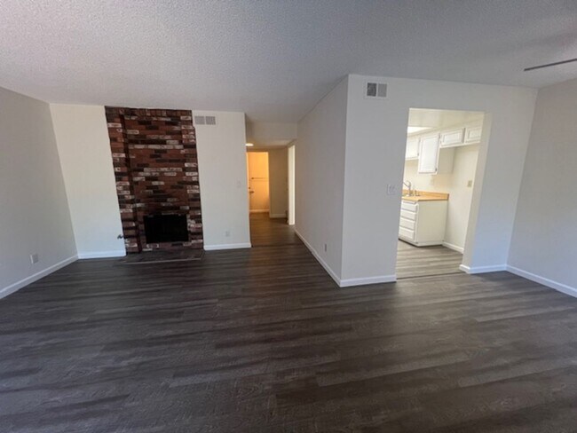 Foto del edificio - MOVE-IN READY 2+1.5 w/pool + spa, parking ...