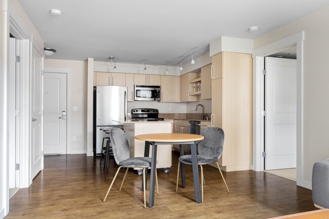 Building Photo - 215 10th Ave E