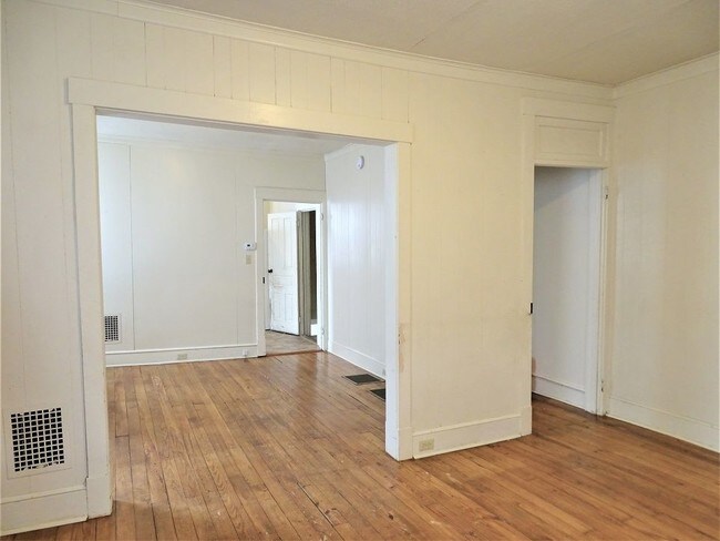 Building Photo - 390 N Clay Rd