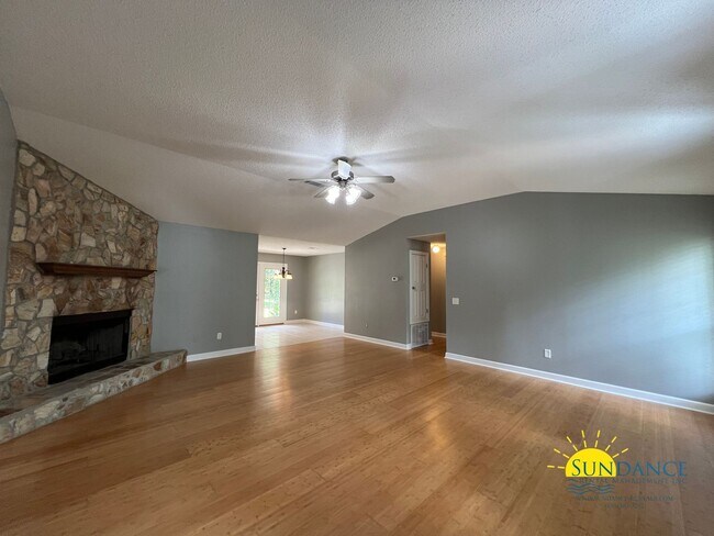 Foto del edificio - Spacious 3-Bedroom Retreat with New Kitchen Appliances!