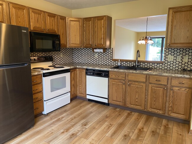 Building Photo - 855 Claremont Ct