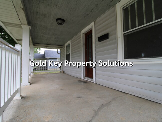 Foto del edificio - Attractive 2 BR 1 BA House with 2-Car Garage and Covered Porch (NO SECTION 8)