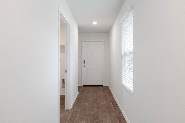 Building Photo - $500 Off First Month's Rent!