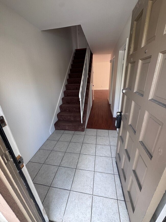 Foto del edificio - 4 bed townhouse central  Clairemont