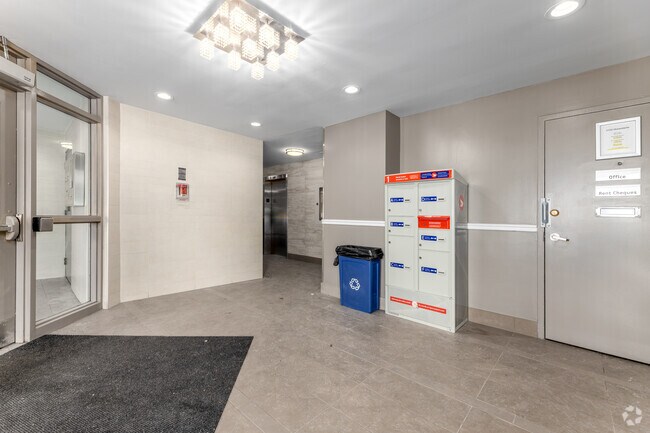 Lobby - 3122 Hurontario St