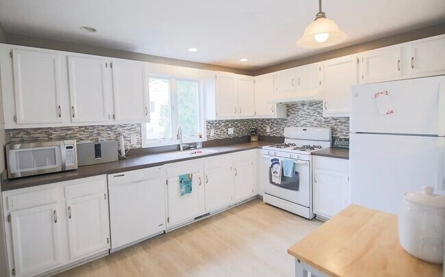 Kitchen - 69 E Shore Rd