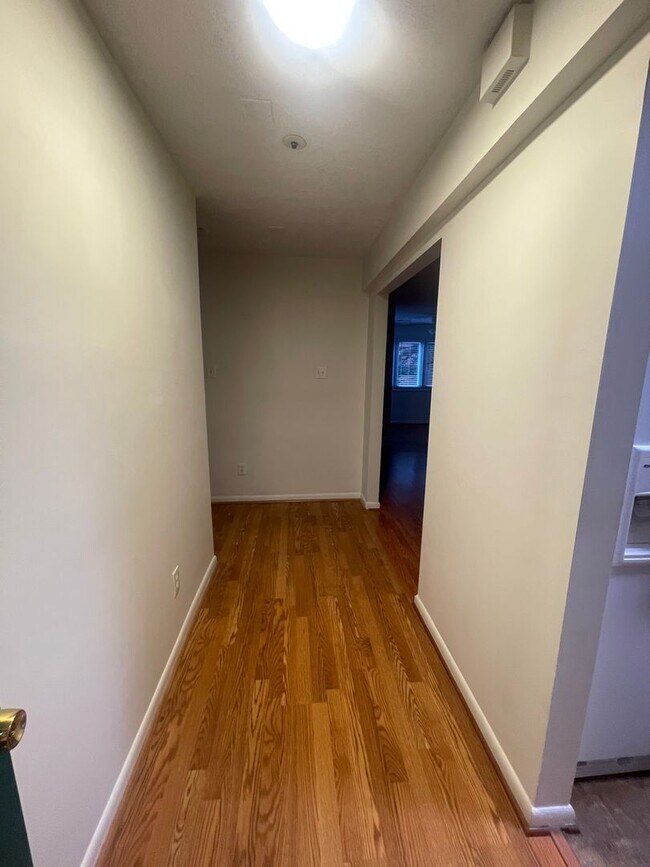 Foto del edificio - VERY SPACIOUS CONDO ON 3RD FLOOR WITH ELEV...