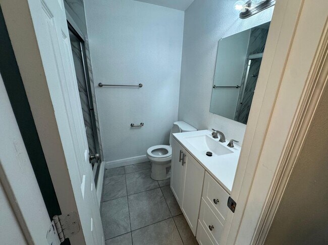 Building Photo - 8715 N Hyaleah Rd