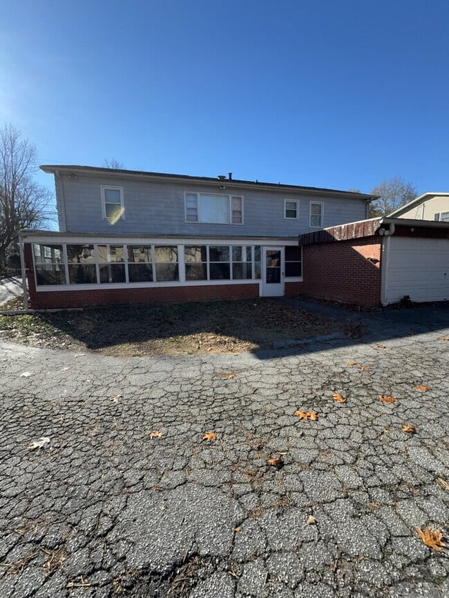 Building Photo - 706 W Lee Rd