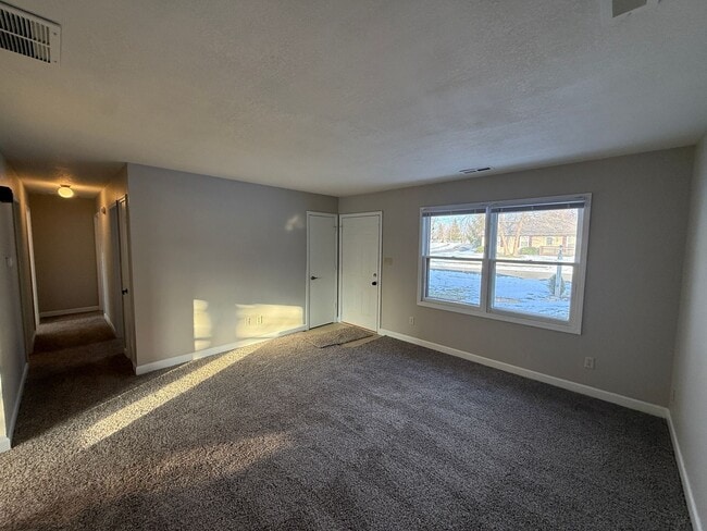 Building Photo - 6915 Salge Dr