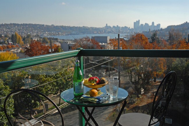 Vista desde la sala de estar - 3919 Whitman Ave N