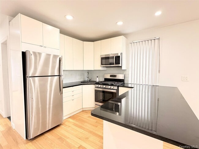 Foto del edificio - 70-27 65th St