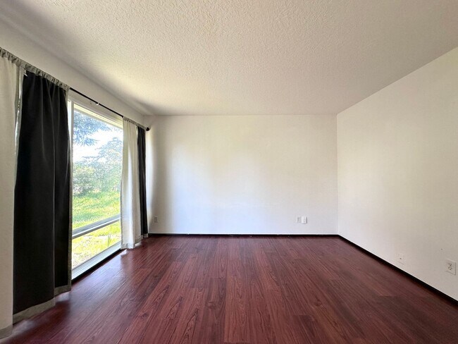 Foto del edificio - PORTLAND CHARMER! ONE LEVEL ON LARGE, GATE...