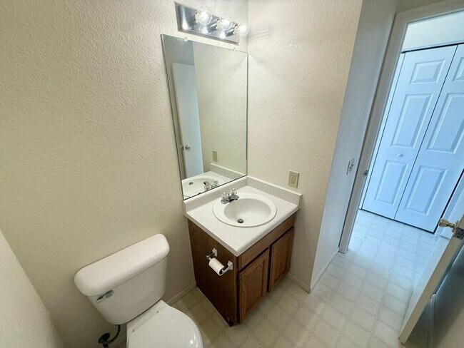 Foto del edificio - 2 Bed 1.5 Bath Townhouse End Unit in North Central Loveland