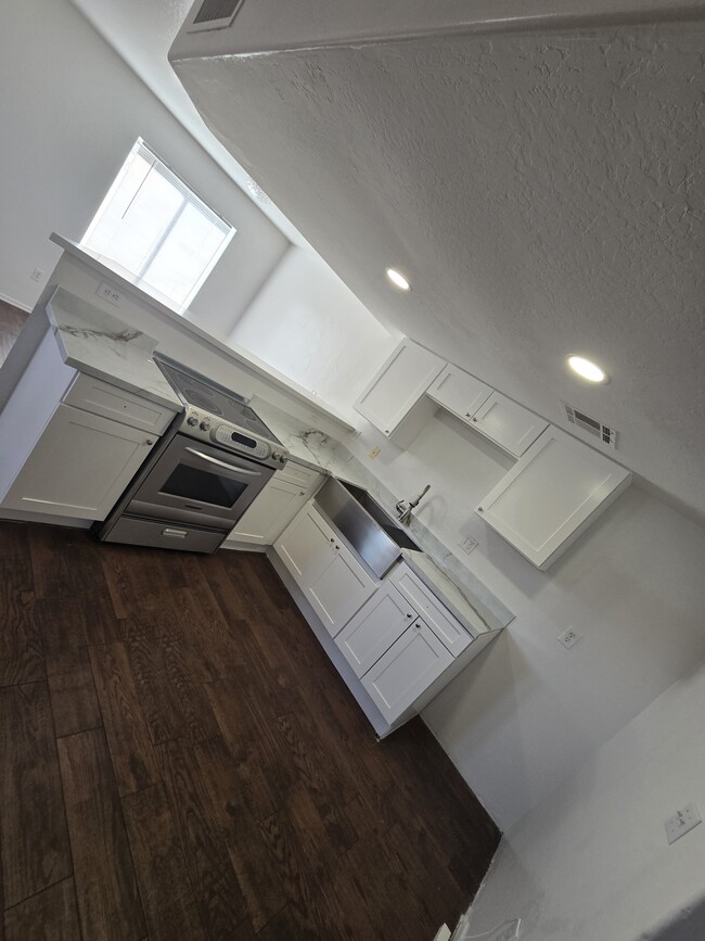 Building Photo - 5010 S 28th St