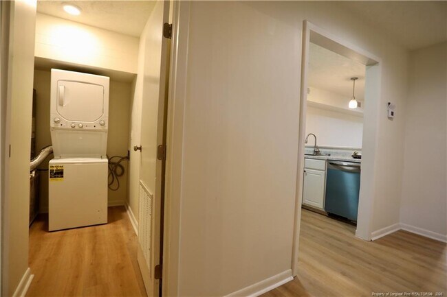 Foto del edificio - 365 W Illinois Ave