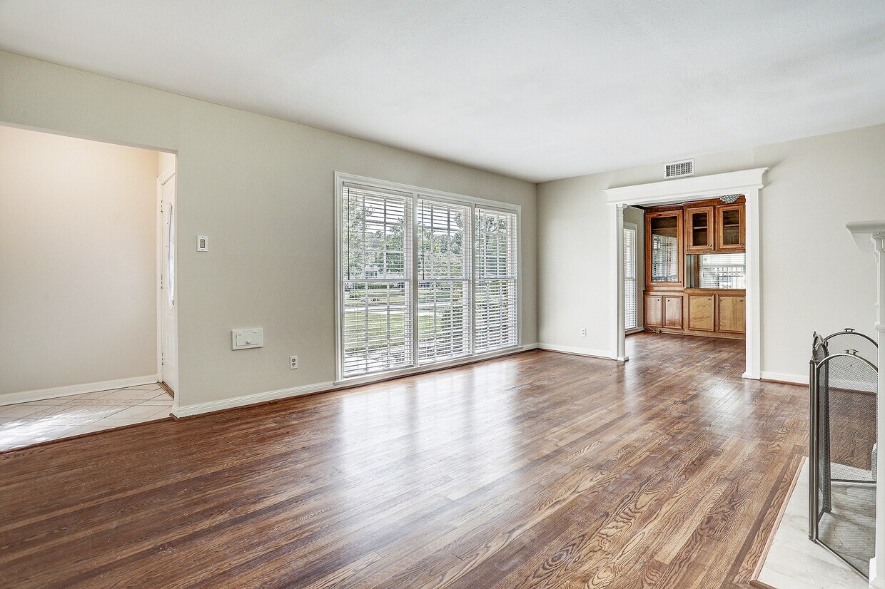 Foto del edificio - 3709 Parkwood Dr