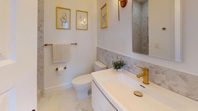 Building Photo - Beautifully renovated 3 bedroom/2 bath home