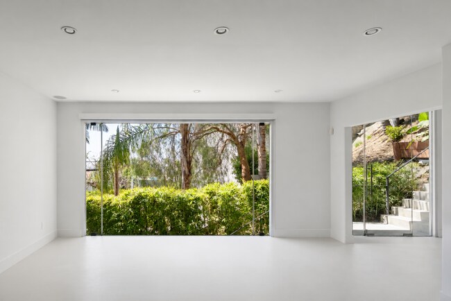Foto del edificio - Hollywood Hills Modern Retreat | Panoramic City Views, Resort-Style Pool & Spa, Chef's Kitchen | ...