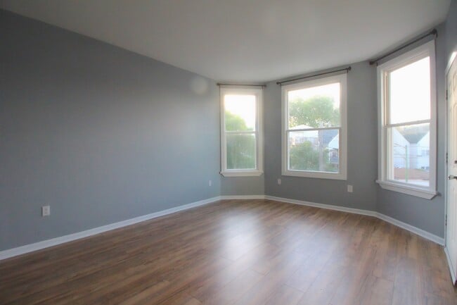 Building Photo - 2927 N Lawndale Ave