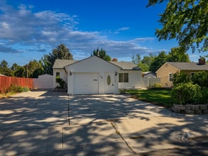 Building Photo - 652 Arbutus St